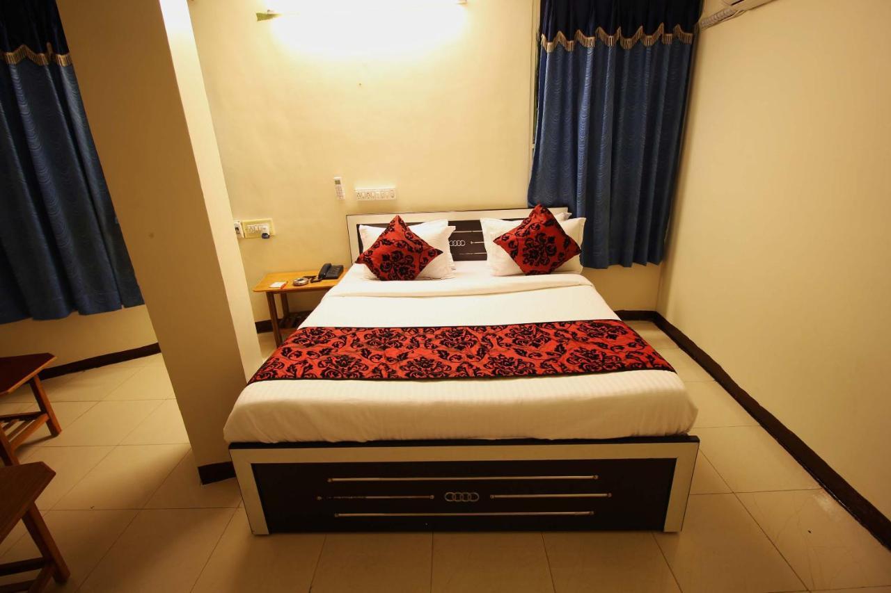 Oyo Hotel Blue Diamond Ahmedabad Exterior foto
